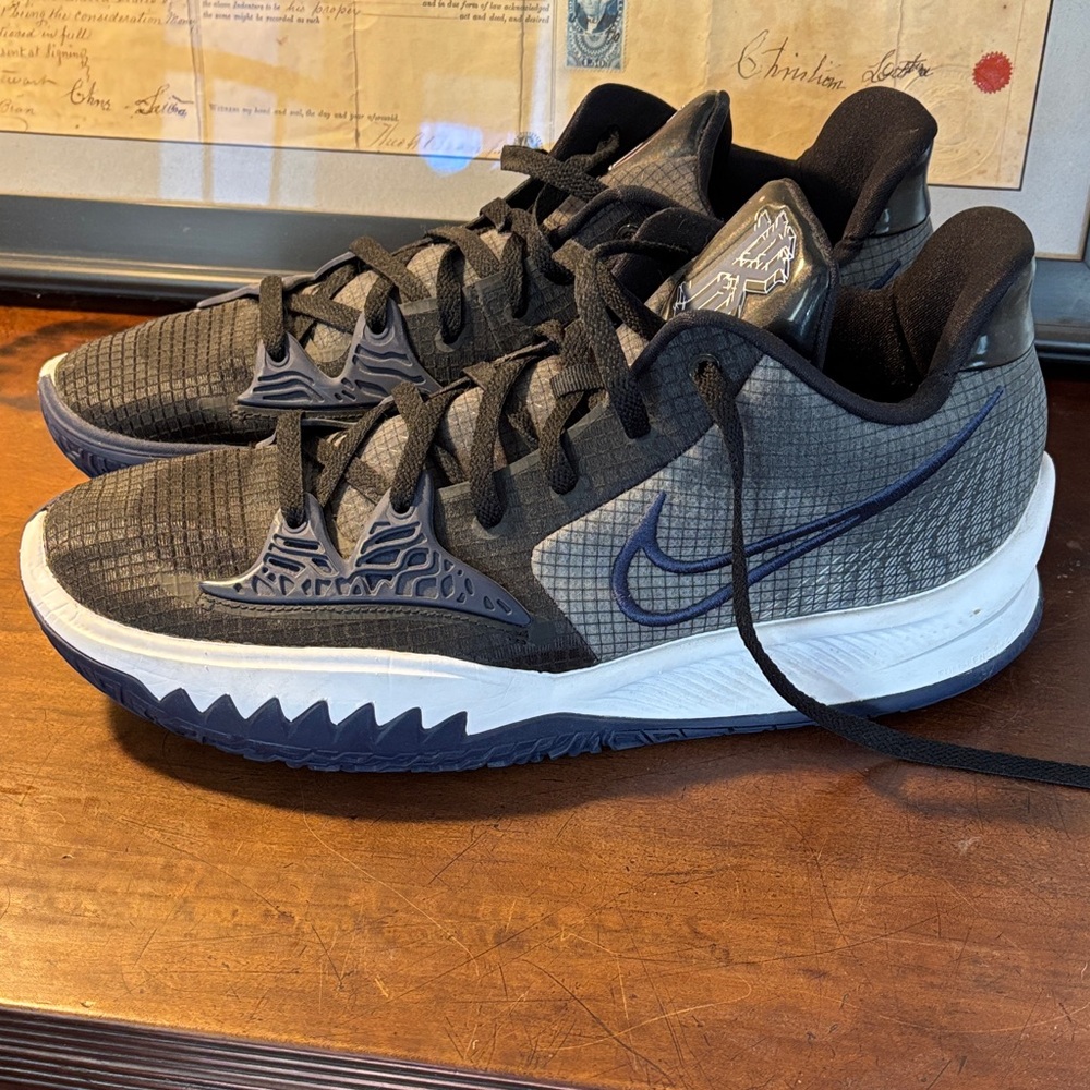 Nike Kyrie 4 low - like new
